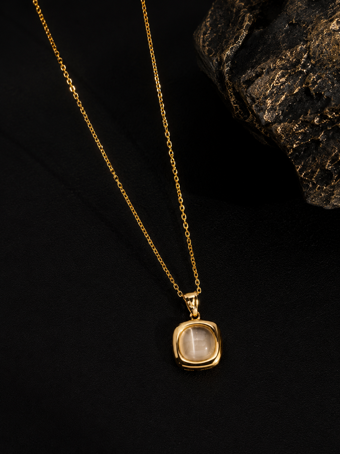 Ivory Aura Pendant Chain